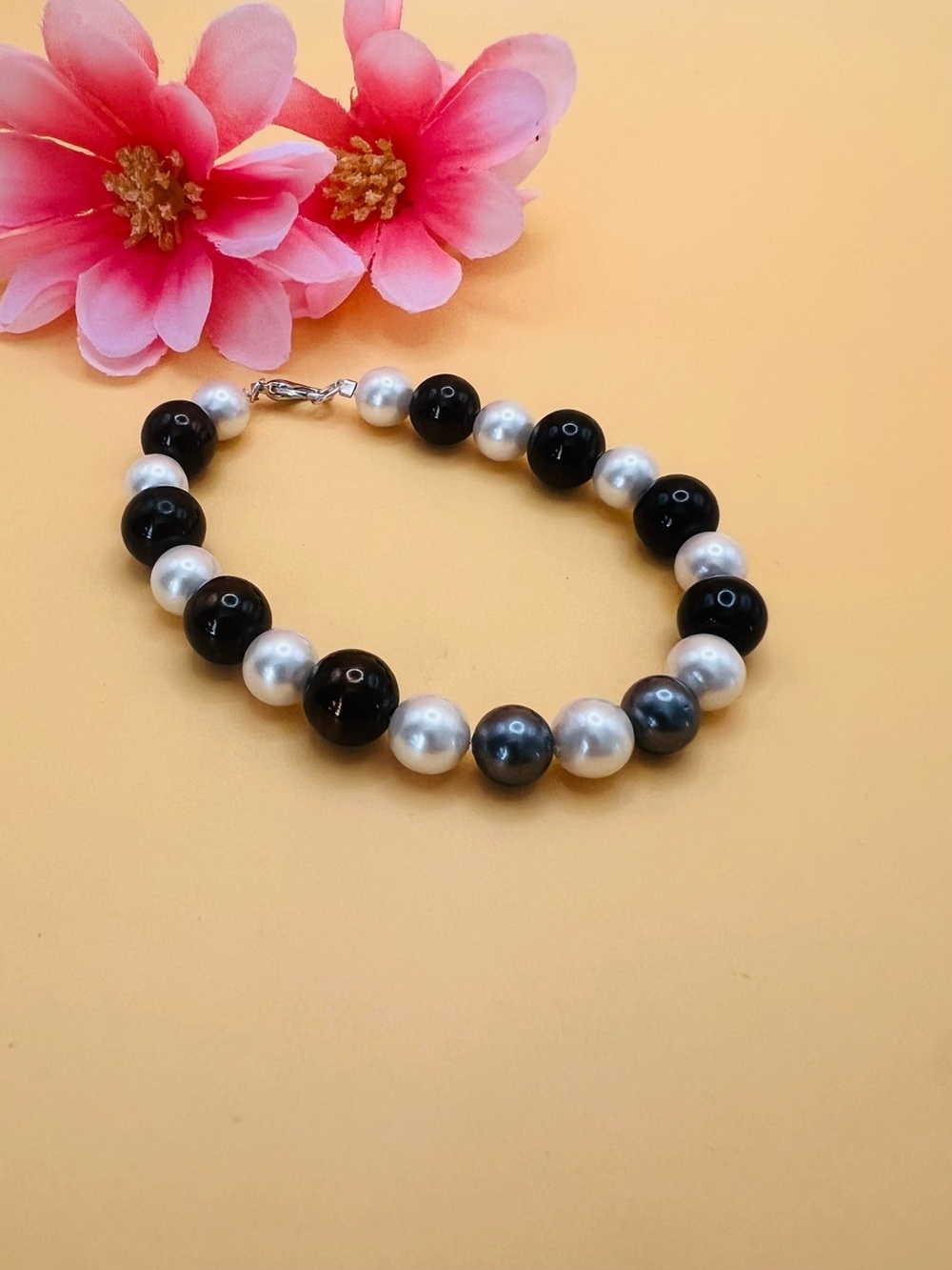 Classic Black & White Pearl Bead Bracelet